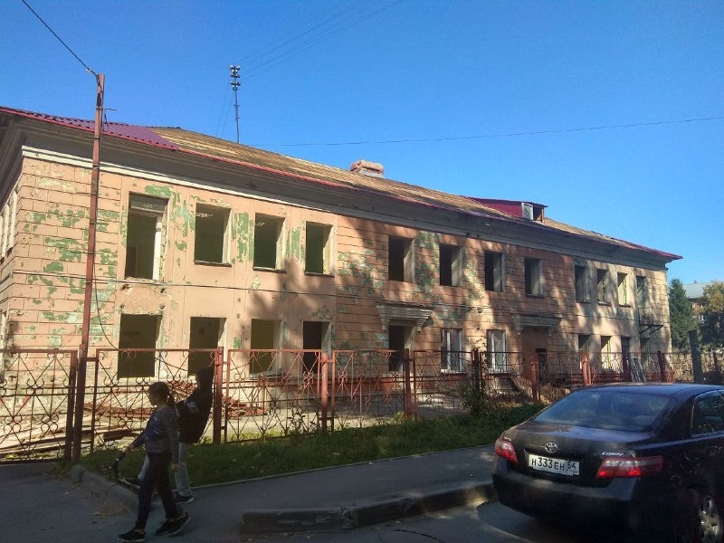 Сады стоят во дворах за домом 25 лет Октября, 6 Сады стоят во дворах за домом 25 лет Октября, 6