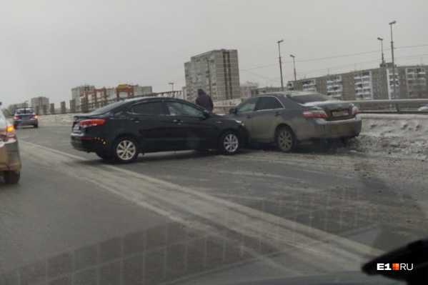 Один из автомобилей развернуло поперек полосы движения Один из автомобилей развернуло поперек полосы движения
