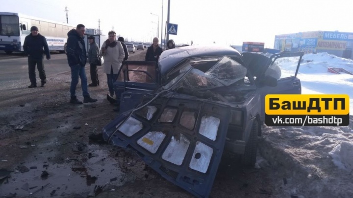 В Башкирии столкнулся автобус и четыре автомобиля