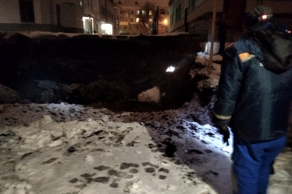 По словам горожан, из ямы шёл пар<br> По словам горожан, из ямы шёл пар<br>