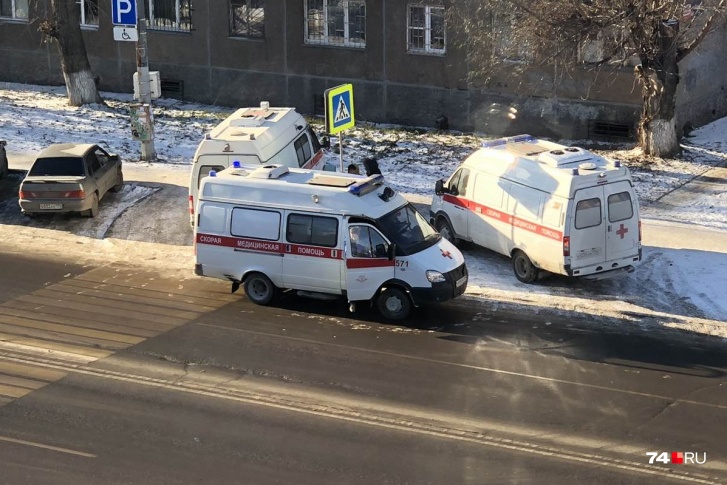 Женщина могла ходить, но всё время держалась за живот. Медики увезли её в больницу Женщина могла ходить, но всё время держалась за живот. Медики увезли её в больницу