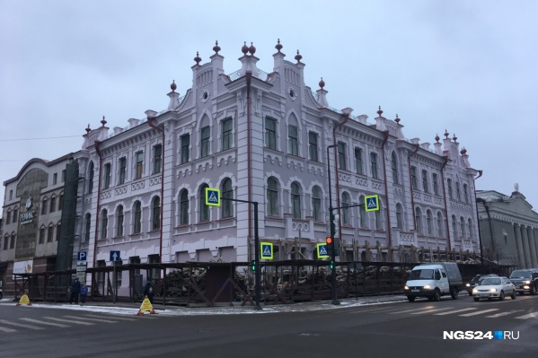 По всему центру сейчас красят старые дома По всему центру сейчас красят старые дома