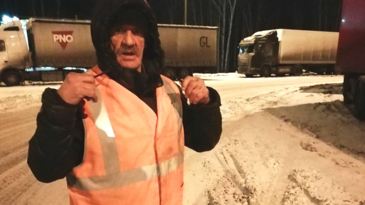 «Забрал у полиции»: южноуралец спас на дороге дедушку, обманутого работодателем в Москве