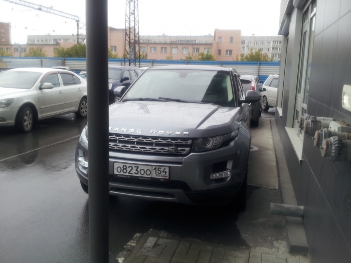 «Я паркуюсь как чудак»: Land Rover ООО — потравим жильцов