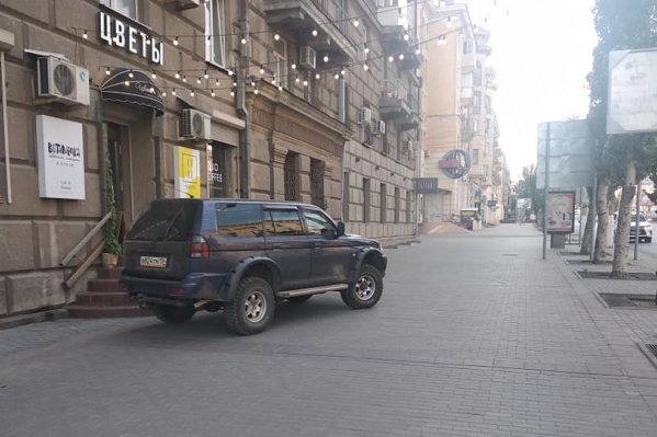 Волгоградец проехал по тротуару и остановился у цветочного павильона Волгоградец проехал по тротуару и остановился у цветочного павильона