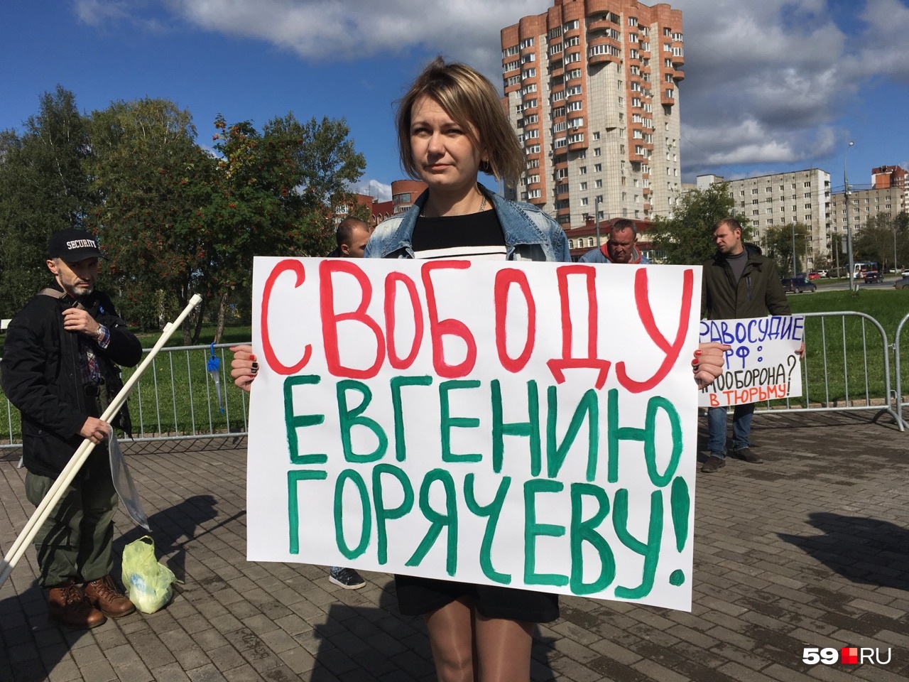 Супруга осужденного Виктория Прилукова в защиту мужа решила организовать митинг