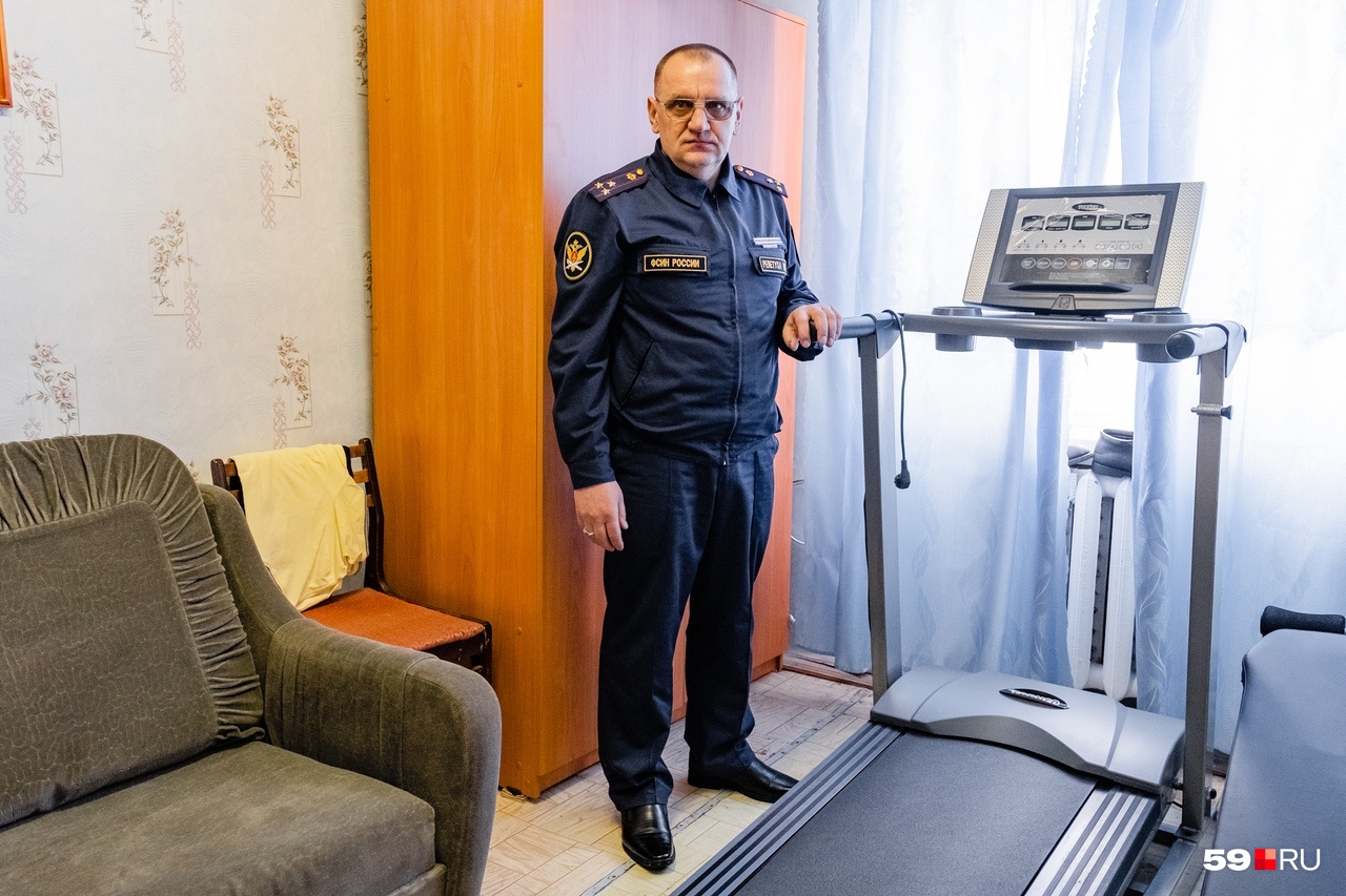 В кабинете Михаила Репетухи — сам начальник говорит, что может провести здесь и сутки, поэтому обустроил его В кабинете Михаила Репетухи — сам начальник говорит, что может провести здесь и сутки, поэтому обустроил его