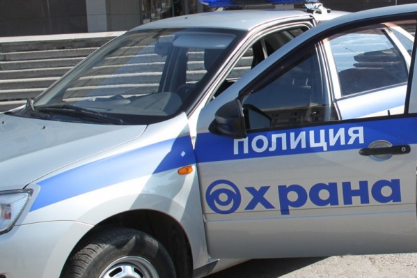 Сотрудники Росгвардии помогли мужчине вылезти из форточки и увезли его в отдел Сотрудники Росгвардии помогли мужчине вылезти из форточки и увезли его в отдел