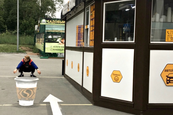 Сидящий на стакане человек выглядит лилипутом Сидящий на стакане человек выглядит лилипутом