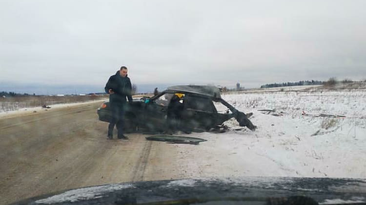 На трассе под Пермью ВАЗ разорвало пополам: водитель и пассажиры выжили