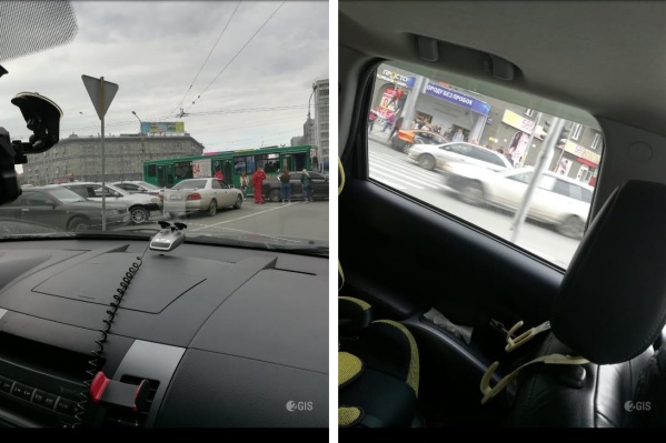 Один из автомобилей отбросило после столкновения на припаркованные Один из автомобилей отбросило после столкновения на припаркованные