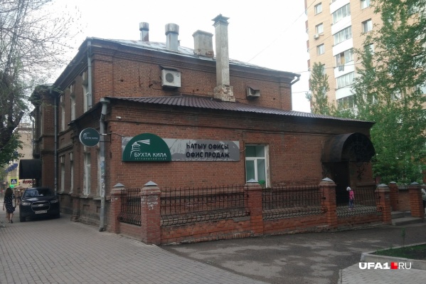 Дольщики несли свои деньги в офис, рассчитывая получить дома в пригороде, но оказались инвесторами воздушных замков Дольщики несли свои деньги в офис, рассчитывая получить дома в пригороде, но оказались инвесторами воздушных замков