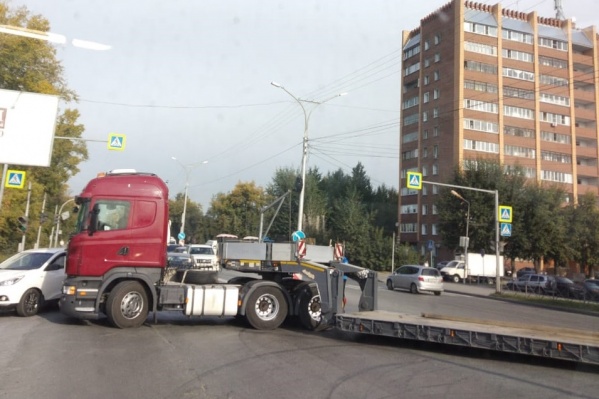 Грузовой автомобиль столкнулся с легковой машиной Грузовой автомобиль столкнулся с легковой машиной