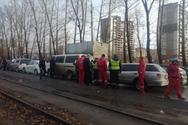 После двух аварий на Петухова остались стоять в ряд 5 автомобилей После двух аварий на Петухова остались стоять в ряд 5 автомобилей