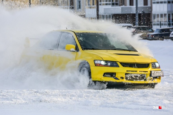 Mitsubishi Lancer Evo крайне дорог в эксплуатации. Но для увлечённого водителя ничего иного зимой и не надо Mitsubishi Lancer Evo крайне дорог в эксплуатации. Но для увлечённого водителя ничего иного зимой и не надо