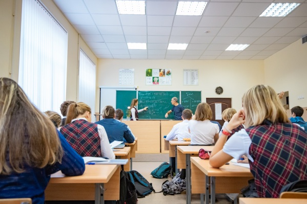 Школьные учителя жалуются на низкие зарплаты и высокую нагрузку Школьные учителя жалуются на низкие зарплаты и высокую нагрузку
