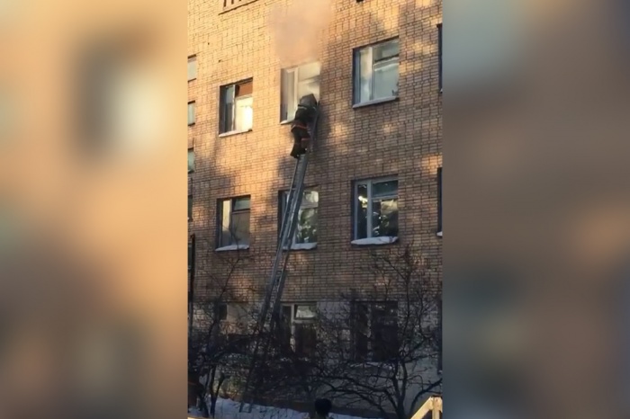 Пожар начался из-за «коктейля Молотова», разбитого в классе на третьем этаже Пожар начался из-за «коктейля Молотова», разбитого в классе на третьем этаже