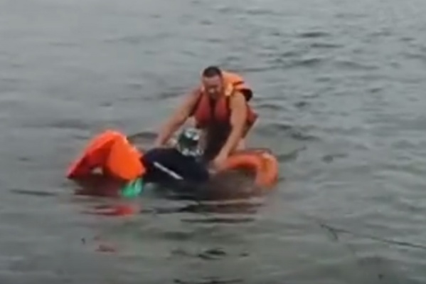 Спасатель бросился в воду ради рыбака Спасатель бросился в воду ради рыбака