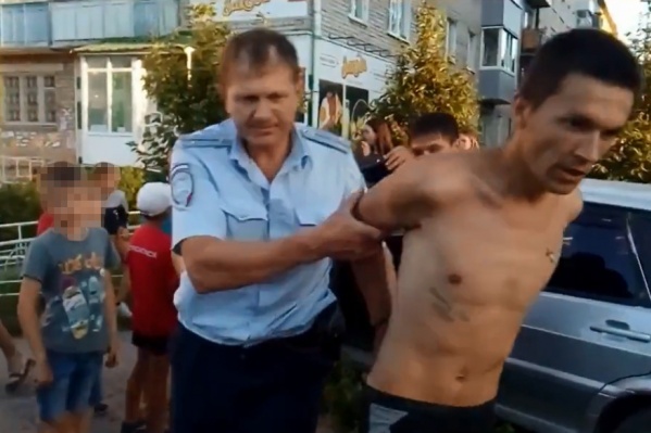 Лихача вытащили из машины почти раздетым Лихача вытащили из машины почти раздетым