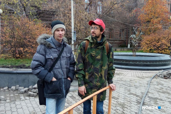 Художник и активист сколотили из досок передвижной мостик для прогулок по лужам Художник и активист сколотили из досок передвижной мостик для прогулок по лужам