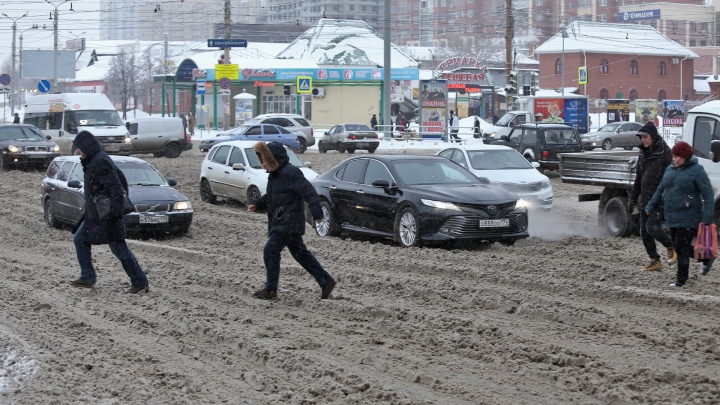 «Все перестали радоваться белому снегу»: власти Челябинска рассказали об уборке улиц в час пик