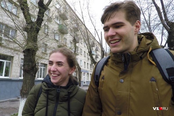 Молодежь равняется на сотню на двоих в месяц Молодежь равняется на сотню на двоих в месяц