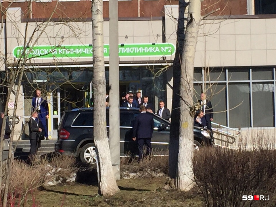 Здание поликлиники покидают высокопоставленные гости. Жаль, наш корреспондент не успел сфотографировать Медведева — он очень быстро сел в машину. Зато на фото видно губернатора (да, это не Николай Наумов, хотя очень похож) Здание поликлиники покидают высокопоставленные гости. Жаль, наш корреспондент не успел сфотографировать Медведева — он очень быстро сел в машину. Зато на фото видно губернатора (да, это не Николай Наумов, хотя очень похож)