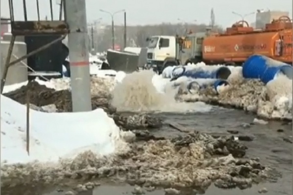 Вода выливалась на дорогу Вода выливалась на дорогу 