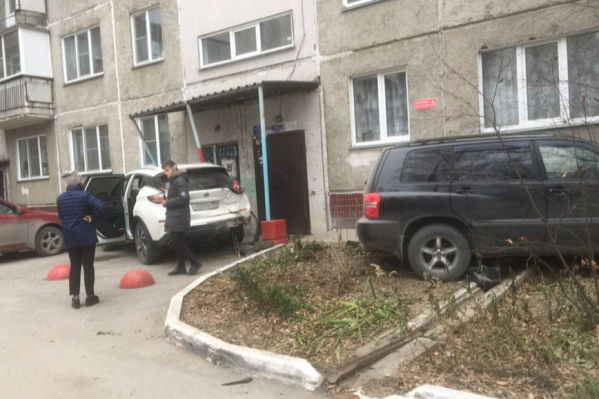 По словам жителей дома, «Ниссан» просто стоял около дома По словам жителей дома, «Ниссан» просто стоял около дома