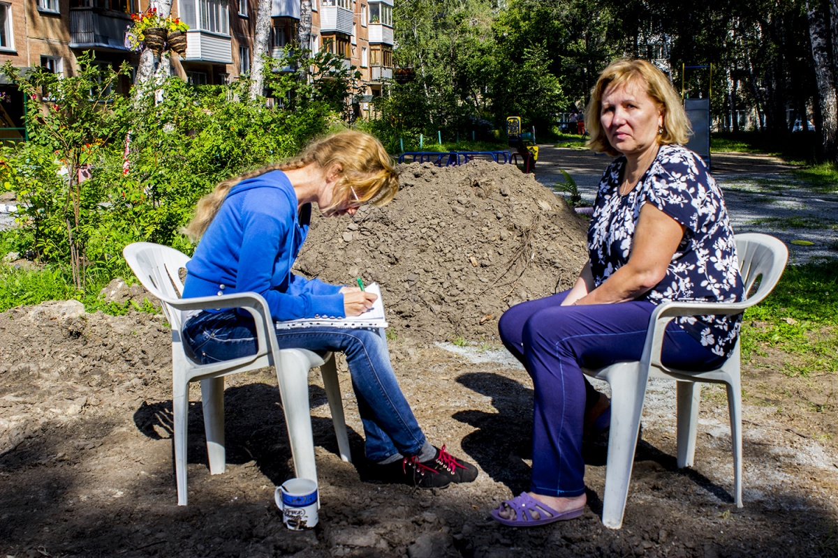 Две сибирячки легли под трактор, чтобы остановить строительство парковки во  дворе | 28.07.2017 | Новосибирск - БезФормата