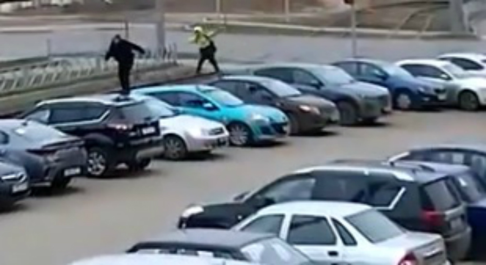 В Ярославле подростки-вандалы устроили скачки на автомобилях. Видео