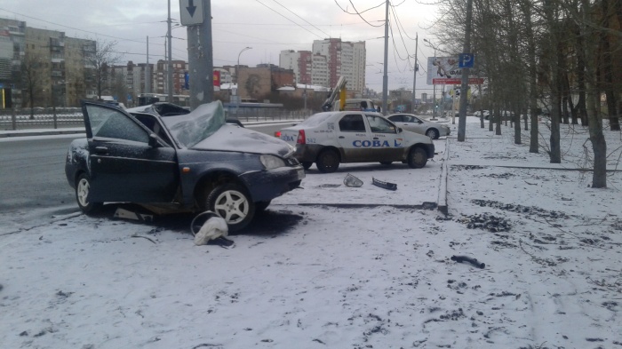 Машину намотало на столб Машину намотало на столб