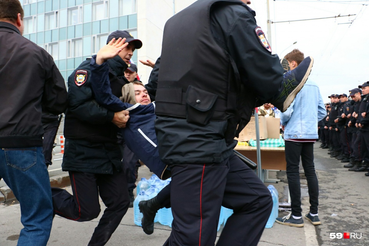 Ночь в полиции, травмы при задержании. Как в Перми прошла акция против пенсионной реформы