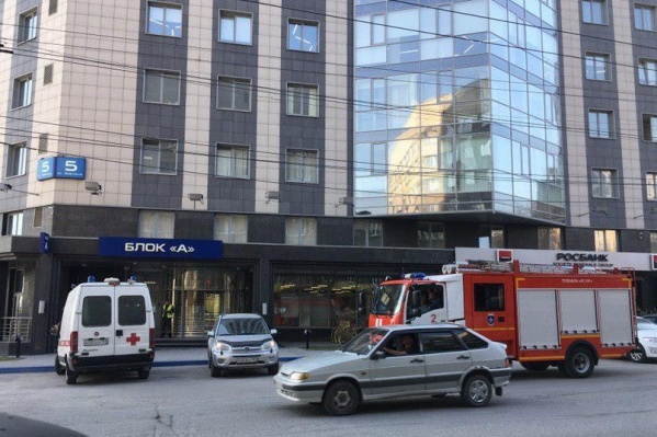 В Новосибирске проходят массовые эвакуации из-за сообщений о минировании торговых и бизнес-центров В Новосибирске проходят массовые эвакуации из-за сообщений о минировании торговых и бизнес-центров