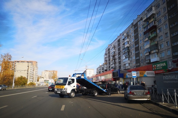 Сегодня на месте бывшей парковки работали эвакуаторы Сегодня на месте бывшей парковки работали эвакуаторы