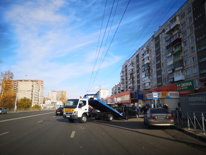 Сегодня на месте бывшей парковки работали эвакуаторы Сегодня на месте бывшей парковки работали эвакуаторы