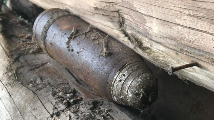 В Угличе в стене бани нашли опасный боевой снаряд