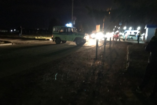 Въезд в посёлок закрыт уже несколько часов Въезд в посёлок закрыт уже несколько часов
