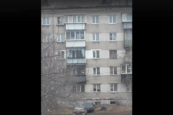 С окна пятого этажа девочку согнали прохожие С окна пятого этажа девочку согнали прохожие