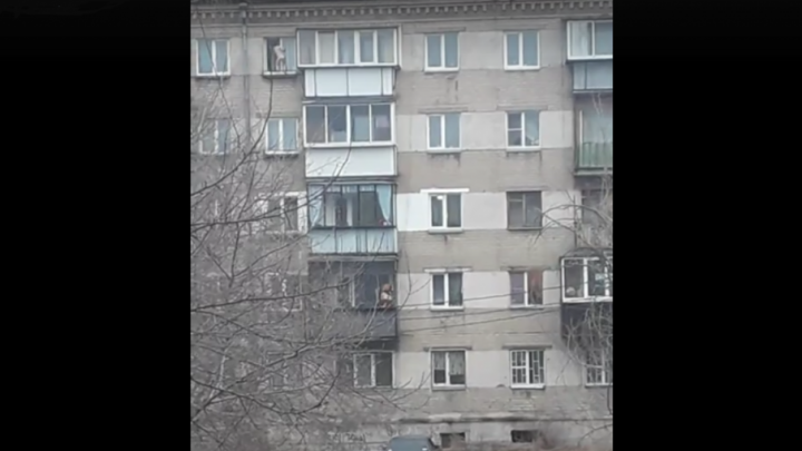 В Челябинске ребёнок станцевал на карнизе пятого этажа