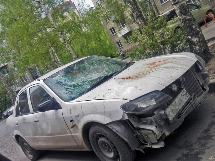 Судя по красным пятнам на машине, мужчина разбил не только автомобиль жене, но и руки себе Судя по красным пятнам на машине, мужчина разбил не только автомобиль жене, но и руки себе
