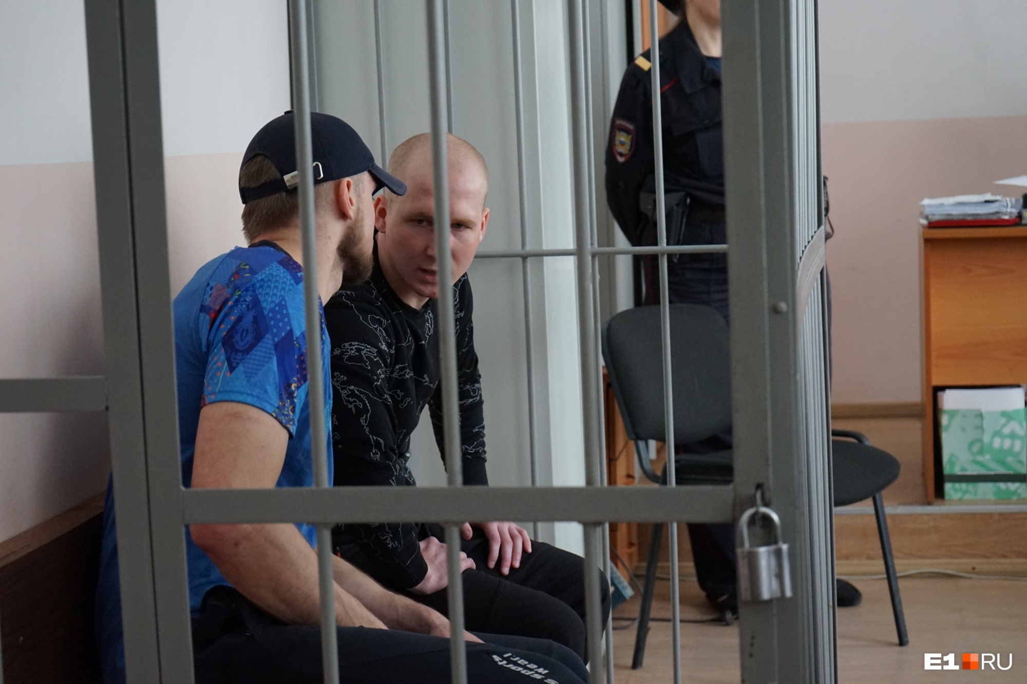 Лебедев и Полторыбатько переговаривались и что-то обсуждали после допроса потерпевших 