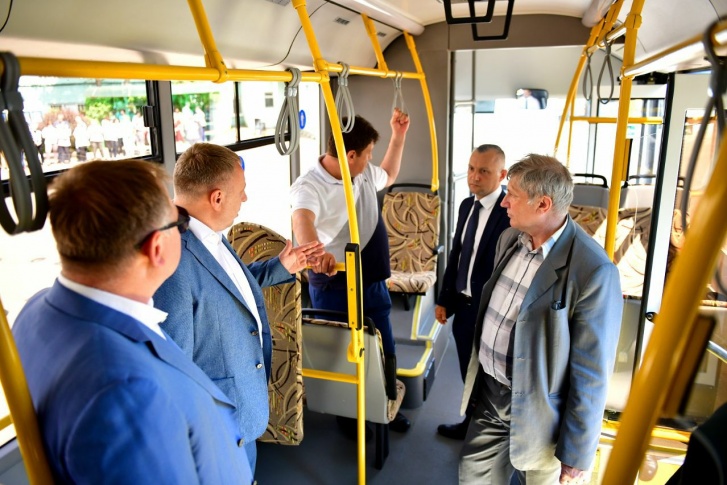 Первыми на автобусе покатались чиновники Первыми на автобусе покатались чиновники