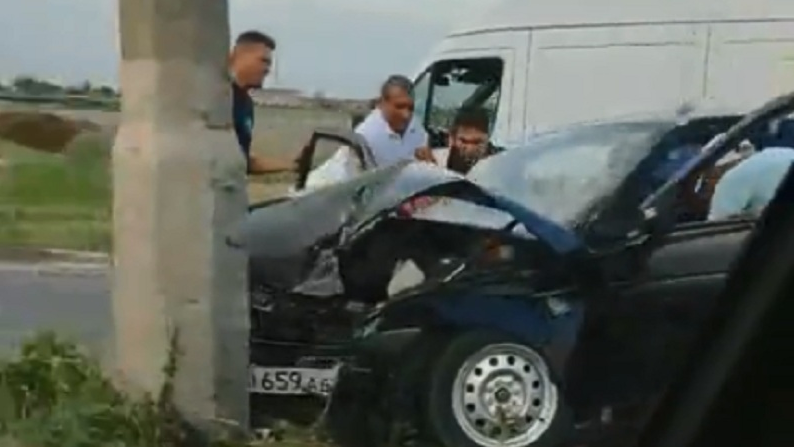 Пассажир погиб, водитель в больнице: в Волгограде «двенадцатая» врезалась в столб возле заправки