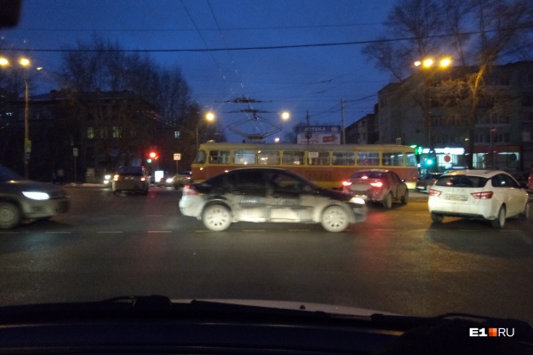 На перекрестке сломался светофор На перекрестке сломался светофор