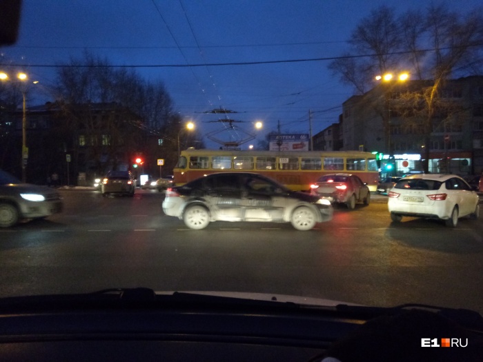 На перекрестке сломался светофор На перекрестке сломался светофор