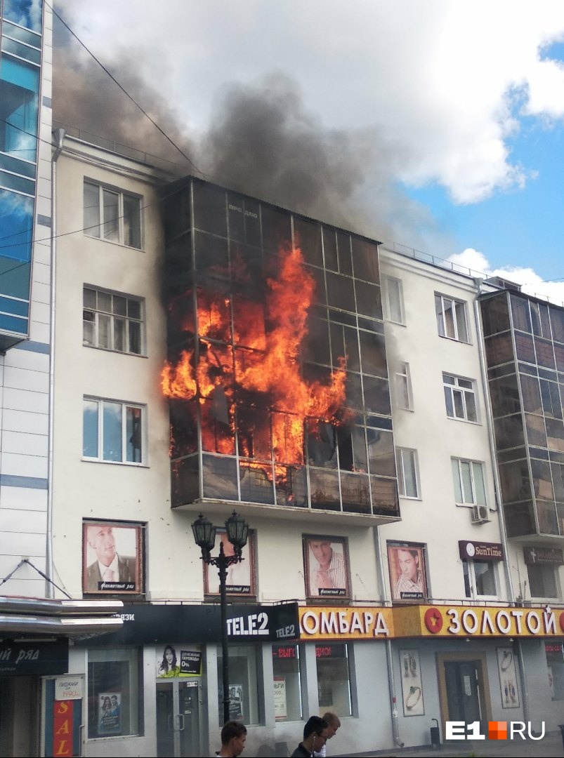 На Вайнера вспыхнул жилой дом. Это памятник архитектуры | 05.07.2019 |  Екатеринбург - БезФормата