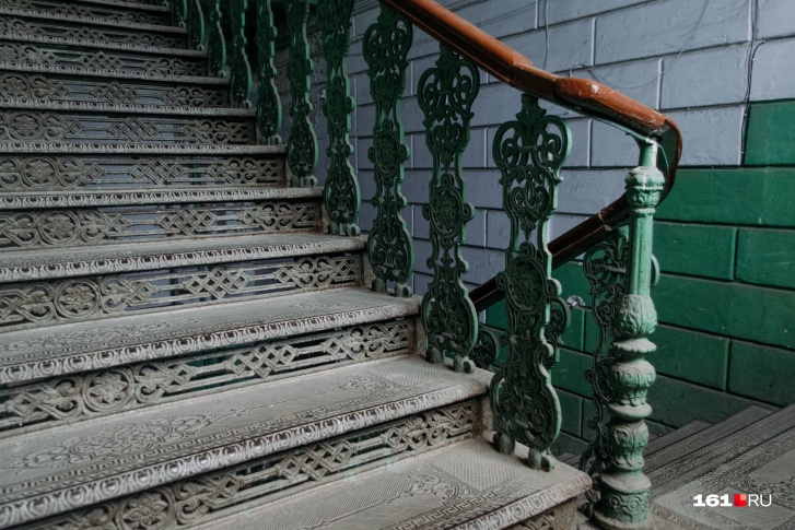 Чугунная лестница в доме на улице Обороны