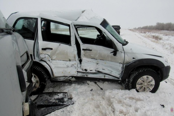 По скользкой дороге чиновник на Chevrolet ехал слишком быстро По скользкой дороге чиновник на Chevrolet ехал слишком быстро