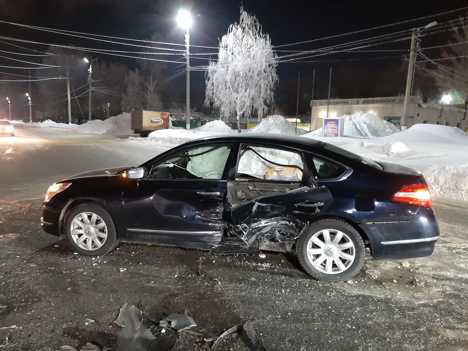Пробил дверь насквозь: в Новокуйбышевске молодой водитель «Форда» протаранил «Ниссан»